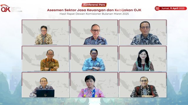 Ketua Dewan Komisioner OJK Mahendra Siregar (tengah atas) dan jajaran pejabat OJK pada Rapat Dewan Komisioner (RDK) Bulanan OJK, secara virtual, Jumat, (11/04/2025). (Dok. Humas OJK Sulselbar) 
