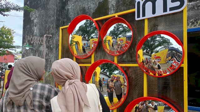 Pengunjung saat melakukan swafoto pada spot foto Bookber Simpel IM3, di Cafe Vaan in Sky, Jalan Baji Minasa, Kota Makassar, kemarin. (Dok. Chaerani/Republiknews.co.id) 