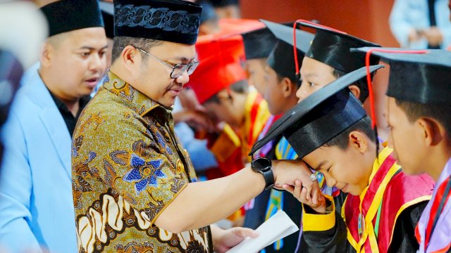 Wakil Bupati Gowa Darmawangsa Muin saat menghadiri Wisuda Santri dan Santriwati DPK BKPRMI Kecamatan Somba Opu, di Kampus UIN Alauddin, Samata, Minggu, (13/04/2025). (Dok. Humas Gowa)