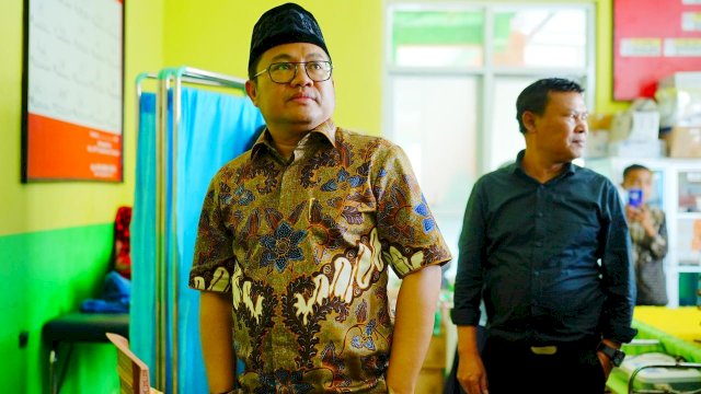 Wakil Bupati Gowa, Darmawangsyah Muin saat meninjau pelayanan kesehatan di UPT Puskesmas Tamaona, Kecamatan Tombolo Pao, kemarin. (Dok. Humas Gowa)