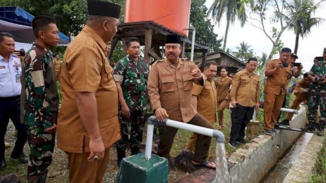 Bupati Kukar, Edi Damansyah saat meresmikan Sumur Bor dan Fasilitas Kesehatan [Foto.Prokom]