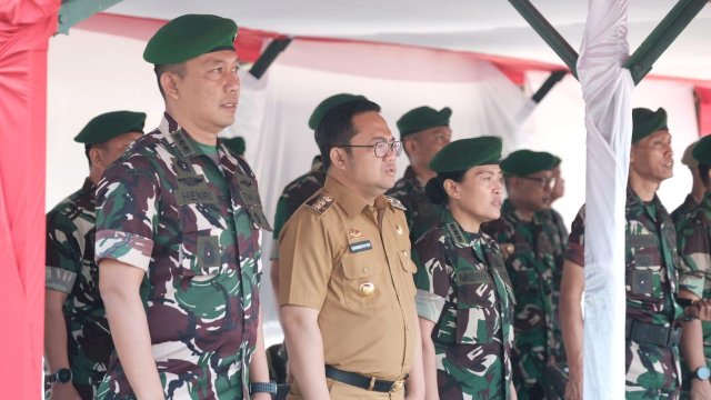 Wakil Bupati Gowa, Darmawangsyah Muin saat hadir langsung dalam Pembukaan SPPI Batch 3, di Lapangan Sapta Marga, Markas Komando Rindam XIV/Hasanuddin, Kecamatan Bontomarannu, Senin, (14/05/2025). (Dok. Humas Gowa) 