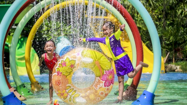 Pengunjung saat menikmati wahana di Bugis Waterpark Adventure Makassar. (Dok. Bugis Waterpark)