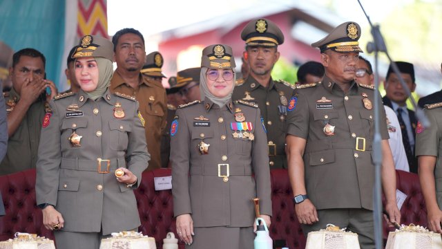 Bupati Gowa, Sitti Husniah Talenrang saat menghadiri Apel Gelar Pasukan Kesiapsiagaan Nasional dalam rangka Peringatan HUT Ke-75 Satuan Polisi Pamong Praja (Satpol PP) dan HUT Ke-63 Satuan Perlindungan Masyarakat (Satlinmas) Tingkat Provinsi Sulawesi Selatan, di Lapangan Merdeka, Sengkang, Kabupaten Wajo, kemarin. (Dok. Humas Gowa)