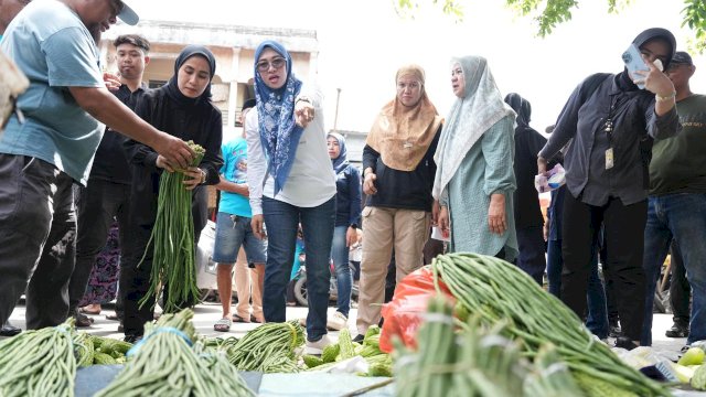 Bupati Gowa Sitti Husniah Talenrang saat mengecek bahan pokok di Pasar Minasamaupa, Kota Sungguminasa menjelang Idulfitri, kemarin. (Dok. Humas Gowa) 
