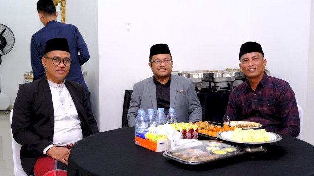 Wakil Bupati Gowa Darmawangsyah Muin saat menerima kunjungan silaturahmi Idulfitri, di Rumah Jabatan Wabup Gowa, kemarin. (Dok. Humas Gowa) 