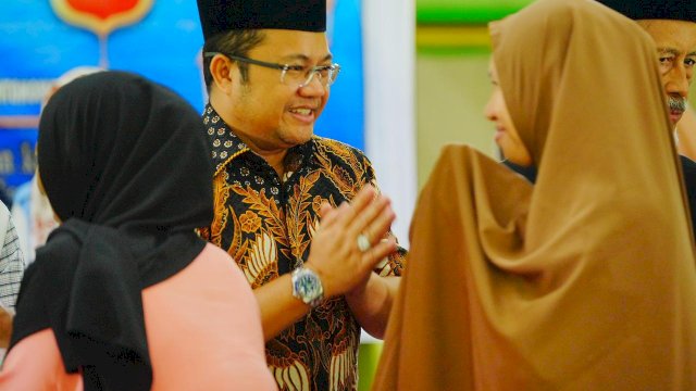 Wakil Bupati Gowa Darmawangsyah Muin saat menghadiri kegiatan Silaturahmi dan Halal Bihalal Majelis Ulama Indonesia (MUI) Kecamatan Bontonompo, di Masjid Raudhatussalihin, kemarin. (Dok. Humas Gowa) 