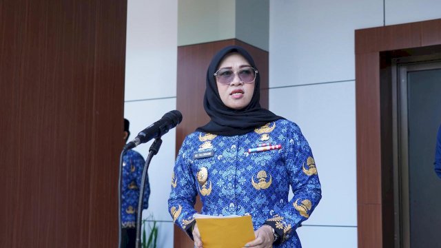 Bupati Gowa, Sitti Husniah Talenrang, saat bertindak sebagai Inspektur Upacara pada Peringatan Hari Kesadaran Nasional Lingkup Pemerintah Kabupaten Gowa, di Lapangan Upacara Kantor Bupati Gowa, Kamis, (17/04/2025). (Dok. Humas Gowa)