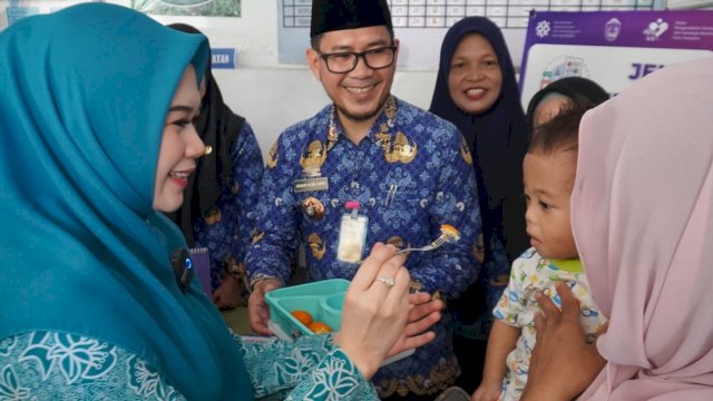 Ket: Ketua Tim Penggerak PKK Parepare, dr. Andi Arfiah Tasming saat menyuapi balita di posyandu 