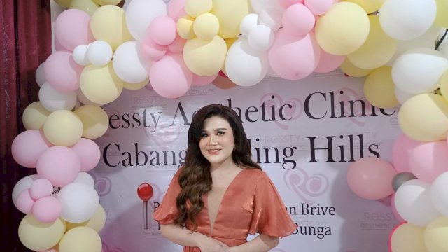 Pemilik Ressty Aesthetic Clinic, dr. Resti Apriani Muzakkir, usai peresmian cabang baru, di Kawasan Rolling Hills, Metro Tanjung Bunga, Makassar, Jumat, (18/04/2025). (Dok. Chaerani/Republiknews.co.id) 