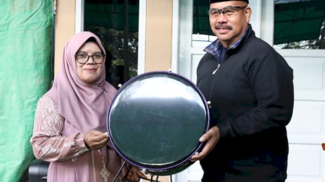 Bupati Kukar, Edi Damansyah saat memberikan bantuan sapras ke Kelompok Pengajian Desa Rapak Lambur. (Foto. Istimewa)