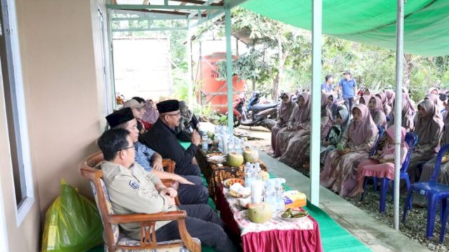 Bupati Kukar, Edi Damansyah bersama kelompok Hadrah. (Foto.Prokom)