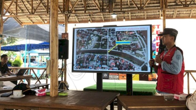 Kepala Dinas PU, Wiyono saat menjelaskan presentasi pembangunan jembatan. [Foto.ist]