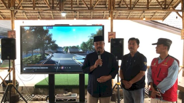 Bupati Kukar, Edi Damansyah bersama Kepala Dinas PU saat meninjau lokasi baru pembangunan jembatan. [FOTO.IST]