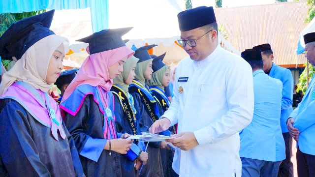 Wakil Bupati Gowa Darmawangsyah Muin saat menghadiri Wisuda Santri Taman Kanak-Kanak Taman Pendidikan Al-Qur’an (TK TPA) BKPRMI Bontonompo Selatan, di SMP Negeri 2 Bontonompo Selatan, kemarin. (Dok. Humas Gowa)