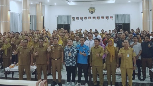 Wakil Bupati Gowa, Darmawangsyah Muin (ketiga kiri) didampingi Sekretaris Daerah Kabupaten Gowa Andy Azis Peter (kedua kiri), dan Kepala Bappeda Kabupaten Gowa, Sujjadan (kiri), dan jajaran lainnya saat hadir dalam Pembukaan Musrenbang Pemuda Kabupaten Gowa Tahun 2025 di Baruga Karaeng Galesong, Kantor Bupati Gowa, Senin (21/04/2025). (Dok. Chaerani/Republiknews.co.id)