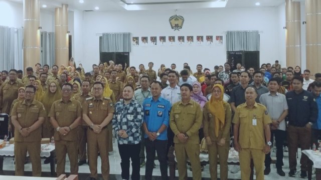 Wakil Bupati Gowa, Darmawangsyah Muin (ketiga kiri) saat berfoto bersama jajaran pejabat Pemkab Gowa dan organisasi kepemudaan Kabupaten Gowa, di sela-sela Pembukaan Musrenbang Pemuda Kabupaten Gowa Tahun 2025 di Baruga Karaeng Galesong, Kantor Bupati Gowa, Senin (21/04/2025). (Dok. Chaerani/Republiknews.co.id)