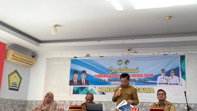 Kepala Dinas Koperasi dan UMKM Kabupaten Gowa Mahmuddin saat memberikan penjelasan terkait Koperasi Merah Putih, di sela-sela Sosialisasi Pembentukan Koperasi Desa/Kelurahan Merah Putih, di Kantor Camat Somba Opu, kemarin. (Dok. Humas Gowa) 