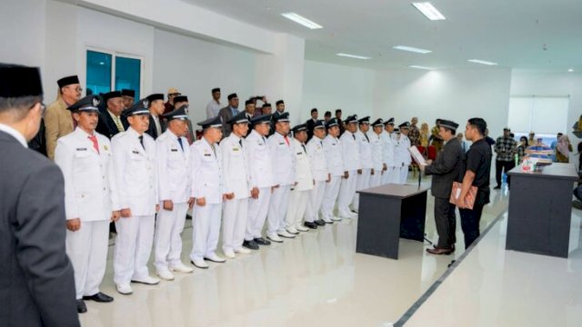 Bupati Buteng, H. Azhari saat membacakan naskah pelantikan kepada 16 kepala desa di Buteng. [Foto.ist]