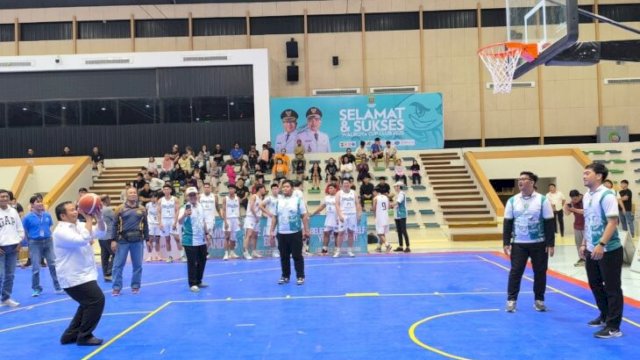 Kepala Dinas Pemuda, Olahraga dan Pariwisata (Disporapar) Kota Samarinda, Muslimin saat mencoba mencetak three poin. (Foto: MBK)