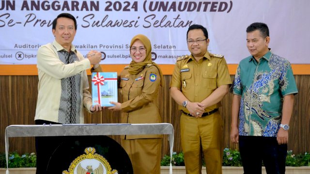 Bupati Gowa Sitti Husniah Talenrang didampingi Wakilnya Darmawangsyah Muin saat menyerahkan LKPD kepada BPK RI, di Auditorium BPK Perwakilan Provinsi Sulsel, kemarin. (Dok. Humas Gowa)