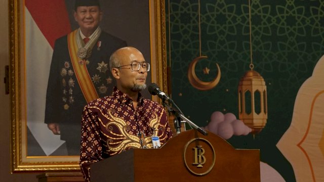 Kepala Perwakilan BI Provinsi Sulawesi Selatanı, Rizki Ermadi Wimanda, di sela-sela Halal Bihalal BI Sulsel bersama Lembaga Penjamin Simpanan (LPS), Perbankan dan Mitra, di Baruga Phinisi, Kantor BI Sulsel, kemarin. (Dok. Humas BI Sulsel)
