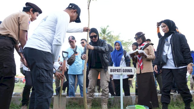 Bupati Gowa, Sitti Husniah Talenrang saat melakukan aksi penanaman pohon, di kawasan Bumi Perkemahan (Buper) Cadika, di Kecamatan Bajeng, kemarin. (Dok. Humas Gowa)