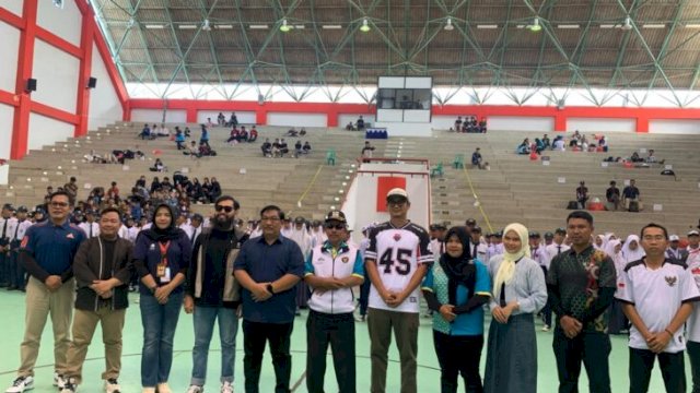 Sekretaris Dispora Kukar, Syafliansyah foto bersama usai pembukaan LKBB Kartanegara Kaltim Open 2025. (Istimewa)