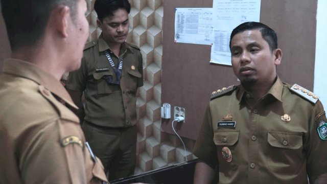 Ket: Wali Kota Parepare, Tasming Hamid saat sidak di Kantor Kecamatan Ujung