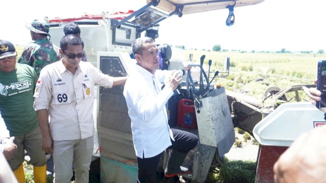 Bupati Jeneponto, Paris Yasir menghadiri acara panen raya padi serentak yang dilaksanakan secara nasional di 14 provinsi di Indonesia, Senin (7/4/2025). (Foto: Istimewa)
