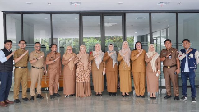 Ketua TP PKK Kota Makassar, Melinda Aksa melakukan kunjungan ke Inkubator UMKM Kota Makassar yang berada di Mal Government Center, Selasa (8/4/2025). (Foto: Istimewa)