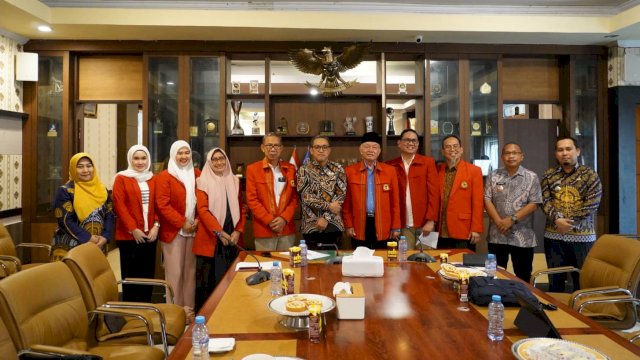 Pemkab Jeneponto menerima kunjungan silaturahmi dan audiensi dari Universitas Hasanuddin (Unhas) Makassar di Ruang Rapat Kantor Bupati Jeneponto, Kamis (10/4/2025). (Foto: Istimewa)