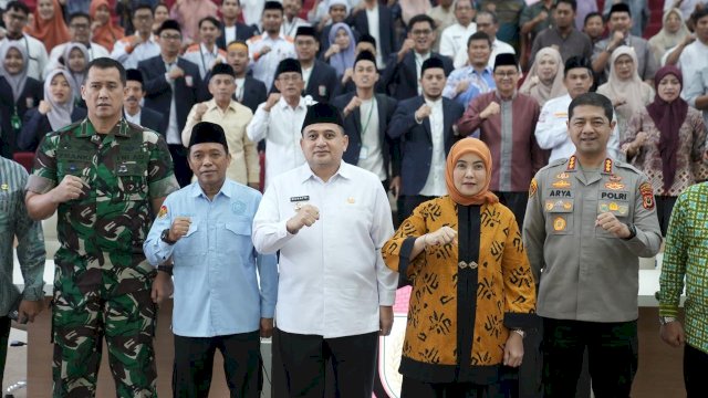 Wali Kota Makassar, Munafri Arifuddin dan Wakil Wali Kota Makassar, Aliyah Mustika Ilham resmi melepas kafilah Kota Makassar untuk mengikuti STQH Tingkat Sulsel yang akan digelar di Luwu Utara, Jumat (11/4/2025). (Foto: Istimewa)