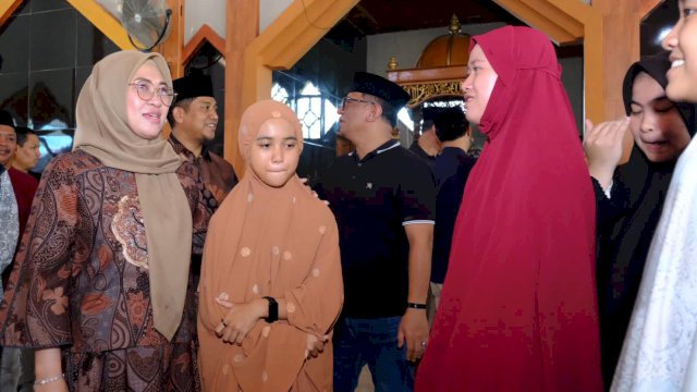 Bupati Gowa Sitti Husniah Talenrang saat berbicara dengan sejumlah peserta STQH asal Gowa, di sela-sela kunjungannya, di Masamba, Lutra, Minggu, (13/04/2025). (Dok. Humas Gowa)