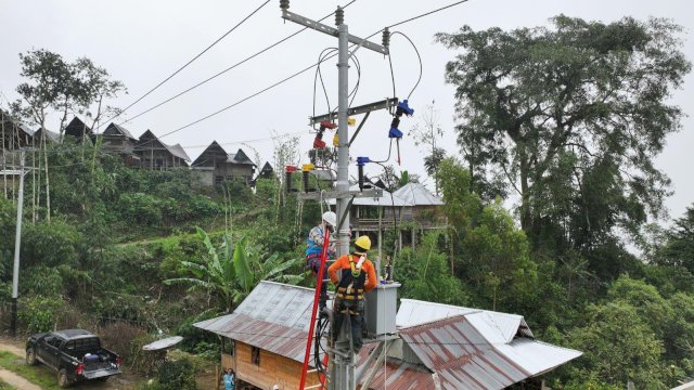 Petugas PLN tengah membangun jaringan listrik untuk menerangi Kecamatan Simbuang, Tana Toraja, Sulawesi Selatan. (Foto: Istimewa)