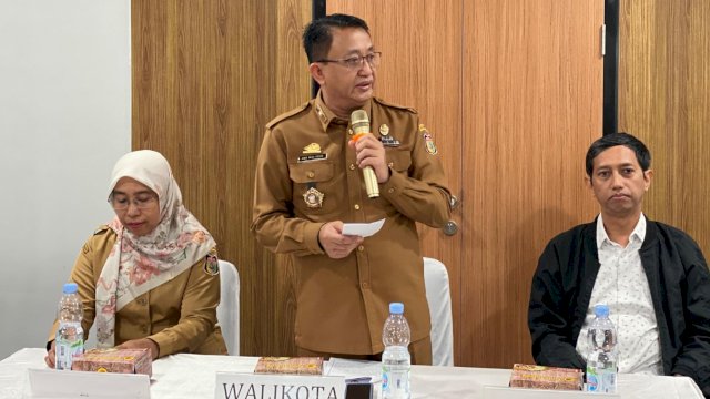 Asisten I Bidang Pemerintahan dan Kesra Pemkot Makassar, Andi M Yasir saat membuka FGD Blueprint Makassar Super Appsbdi Ballroom Gedung MGC, Selasa (15/4/2025). (Foto: Istimewa)