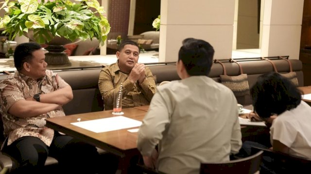 Wali Kota Makassar, Munafri Arifuddin saat bertemu dengan Direktur Keuangan dan Umum Food Station Tjipinang Jaya (Perseroda), Julius Sutjiadi di Jakarta, Rabu (16/4/2025). (Foto: Istimewa)