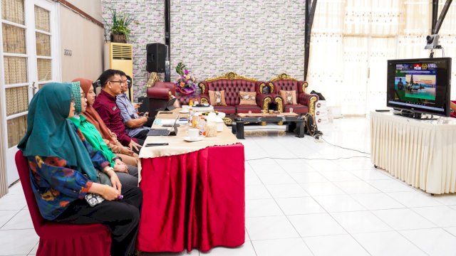 Sekda Sulawesi Selatan, Jufri Rahman saat mengikuti Entry Meeting pemeriksaan LKPD serta Koordinasi pemeriksaan LKKL Tahun 2024 secara virtual dari Rumah Jabatan Sekda Sulsel, Selasa (15/4/2025). (Foto: Istimewa)