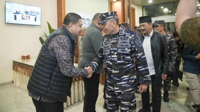 Wali Kota Makassar, Munafri Arifuddin saat menjemput Kepala Staf Angkatan Laut (KSAL) Laksamana TNI Muhammad Ali di Pangkalan TNI Angkatan Udara Sultan Hasanuddin, Jumat (18/4/2025) malam. (Foto: Istimewa)