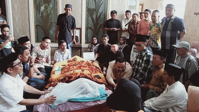 Suasana duka menyelimuti rumah Anggota DPRD Kota Makassar dari Fraksi Golkar, Ruslan Mahmud yang meninggal dunia, Sabtu (19/4/2025). (Foto: Istimewa)