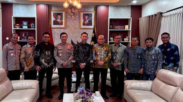 General Manager PLN UIP Sulawesi, Wisnu Kuntjoro Adi saat melakukan kunjungan kerja bersama Kapolda Sulawesi Selatan, Irjen. Pol. Rusdi Hartono, di Markas Kepolisian Daerah Sulawesi Selatan, kemarin. (Dok. Humas PLN UIP Sulawesi)