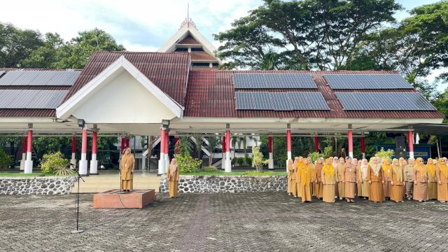 Aparatur sipil negara (ASN) perempuan di lingkup Pemerintah Provinsi Sulawesi Selatan mengikuti Apel Peringatan Hari Kartini 2025 di Lapangan Kantor Gubernur Sulsel, Senin (21/4/2025). (Foto: Istimewa)