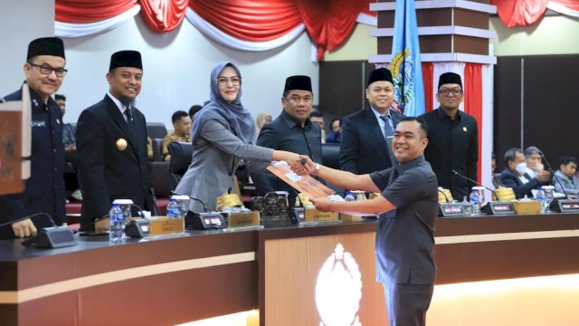 Ketua Pansus DPRD Sulsel, Andi Patarai Amir saat menyerahkan laporan Pansus dalam rapat paripurna yang digelar Senin (21/4/2025). (Foto: Istimewa)