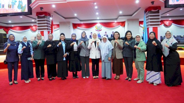 Pengurus Kaukus Perempuan Parlemen Sulsel berfoto bersama usai penetapan Andi Nirawati sebagai ketua dalam rapat paripurna DPRD Sulsel, Senin (21/4/2025). (Foto: Istimewa)