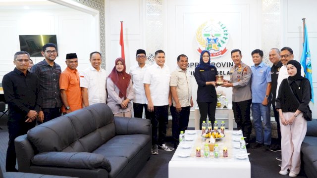 Kapolda Sulawesi Selatan, Irjen Pol Rusdi Hartono saat melakukan kunjungan perdana ke Kantor DPRD Sulsel, Selasa (22/4/2025). (Foto: Istimewa)