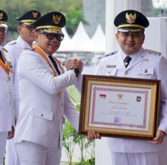 Wali Kota Makassar Terima Penghargaan dari Mendagri di Hari Otda 2025