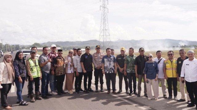 Komisi D DPRD Sulawesi Selatan melakukan peninjauan lapangan terhadap kondisi Jalan Poros Pangkajene-Soppeng yang berada di Kabupaten Sidrap, Jumat (11/4/2025). (Foto: Istimewa)
