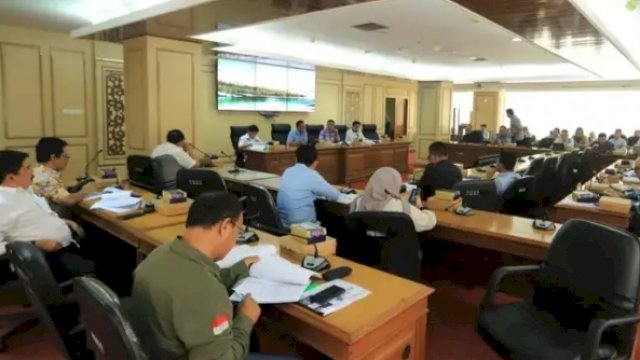 Suasana rapat Pansus RPJMD DPRD Sulawesi Selatan yang digelar di Gedung Tower DPRD Sulsel, Selasa (15/4/2025). (Foto: Istimewa)