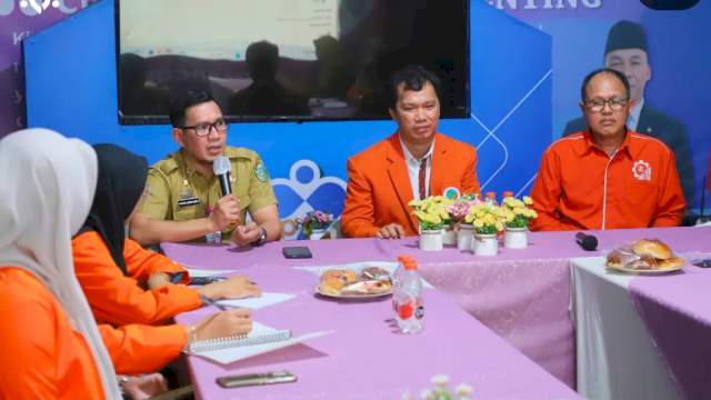 Ket: Kepala DPPKB Parepare, Amarun Agung Hamka saat menerima Mahasiswa ITH