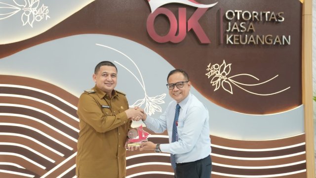 Kepala OJK Sulselbar Moch. Muchlasin (kanan) saat menerima kunjungan Wali Kota Makassar, Munafri Arifuddin, di Kantor OJK Sulselbar, Jalan Sultan Hasanuddin, kemarin. (Dok. Humas Pemkot Makassar) 